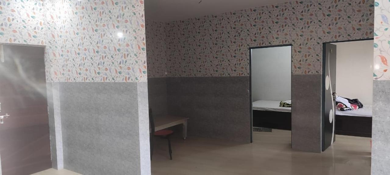 Hotel Radhey Krishna Патна Екстериор снимка